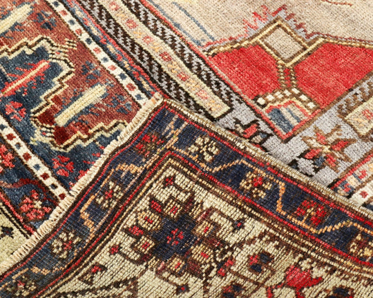 Milas halısı motifleri, geleneksel dokuma tekniğiyle oluşan geometrik desenler ve kök boya renkleriyle el işçiliğinin karakteristik detaylarını yansıtıyor