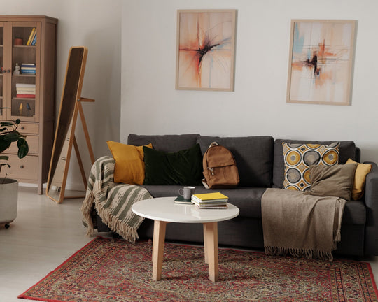 Koyu koltuk takımıyla kullanılan klasik desenli oturma odası halısı, sıcak ve dengeli salon görünümü