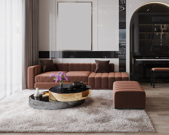 Modern salon dekorasyonunda açık renk, yumuşak dokulu shaggy salon halısı üzerinde kahverengi koltuk takımı ve yuvarlak orta sehpa yerleşimi