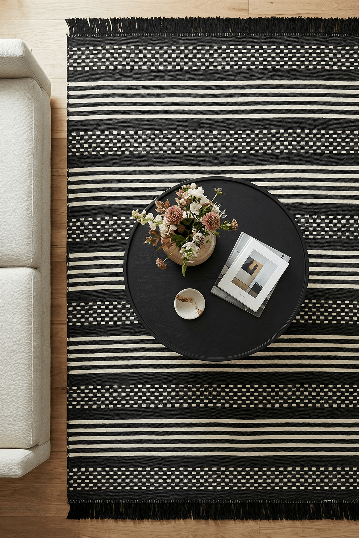 Üstten görünümde krem siyah desenli yıkanabilir kilim halı, modern sehpa ile uyumlu dekoratif salon halısı modeli