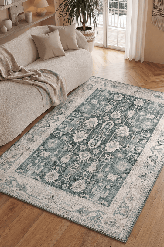 Yeşil tonlu vintage halı modern salon dekorasyonunda, açık renk koltuk ve doğal ışıkla uyumlu eskitme desenli halı modeli