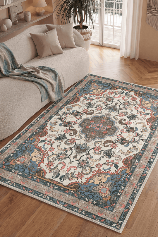 Klasik desenli renkli vintage halı modern salon dekorasyonunda, krem koltuk ve doğal ışıkla uyumlu şık halı tasarımı