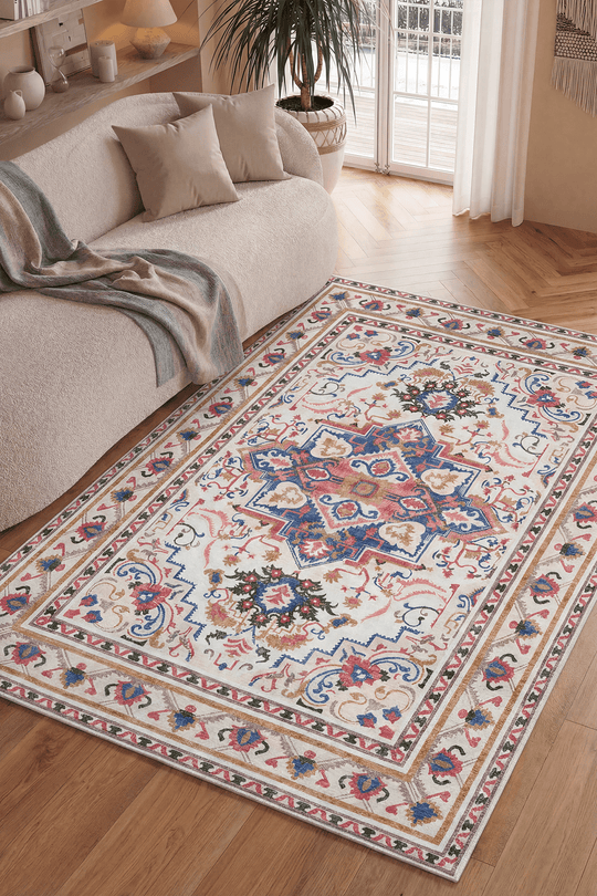 Klasik desenli renkli vintage halı modern salon dekorasyonunda, açık ton koltuk ve doğal ışıkla uyumlu şık halı modeli